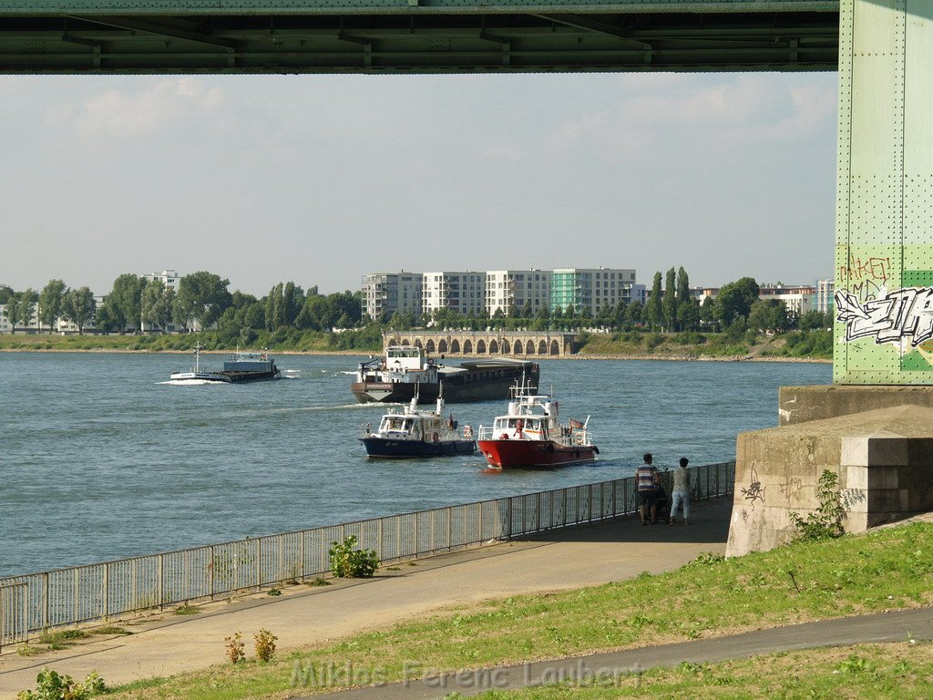 Einsatz Loeschboot und Rettungsboot Koeln Muelheim  P25.JPG